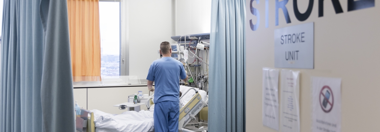 Krankenpfleger bei Krankenbett in Stroke Unit