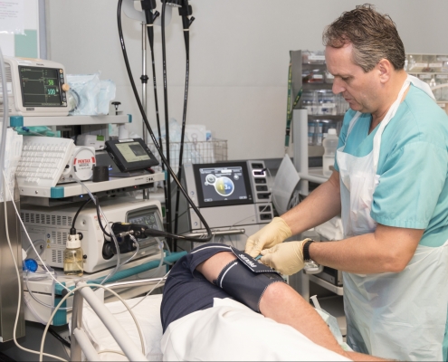 Arzt bereitet Patient auf Untersuchung vor