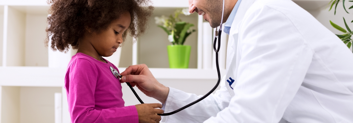 Kind wird von Arzt untersucht