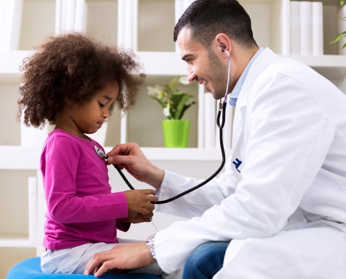 Kind wird von Arzt untersucht
