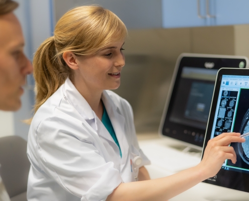 Ärztin erklärt auf der Neurochirurgische Ambulanz