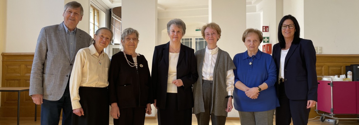 Klinik Landstraße 60 jahre Pflegediplom Gruppenbild mit Bezirksvorstehung und Pflegedirektorin